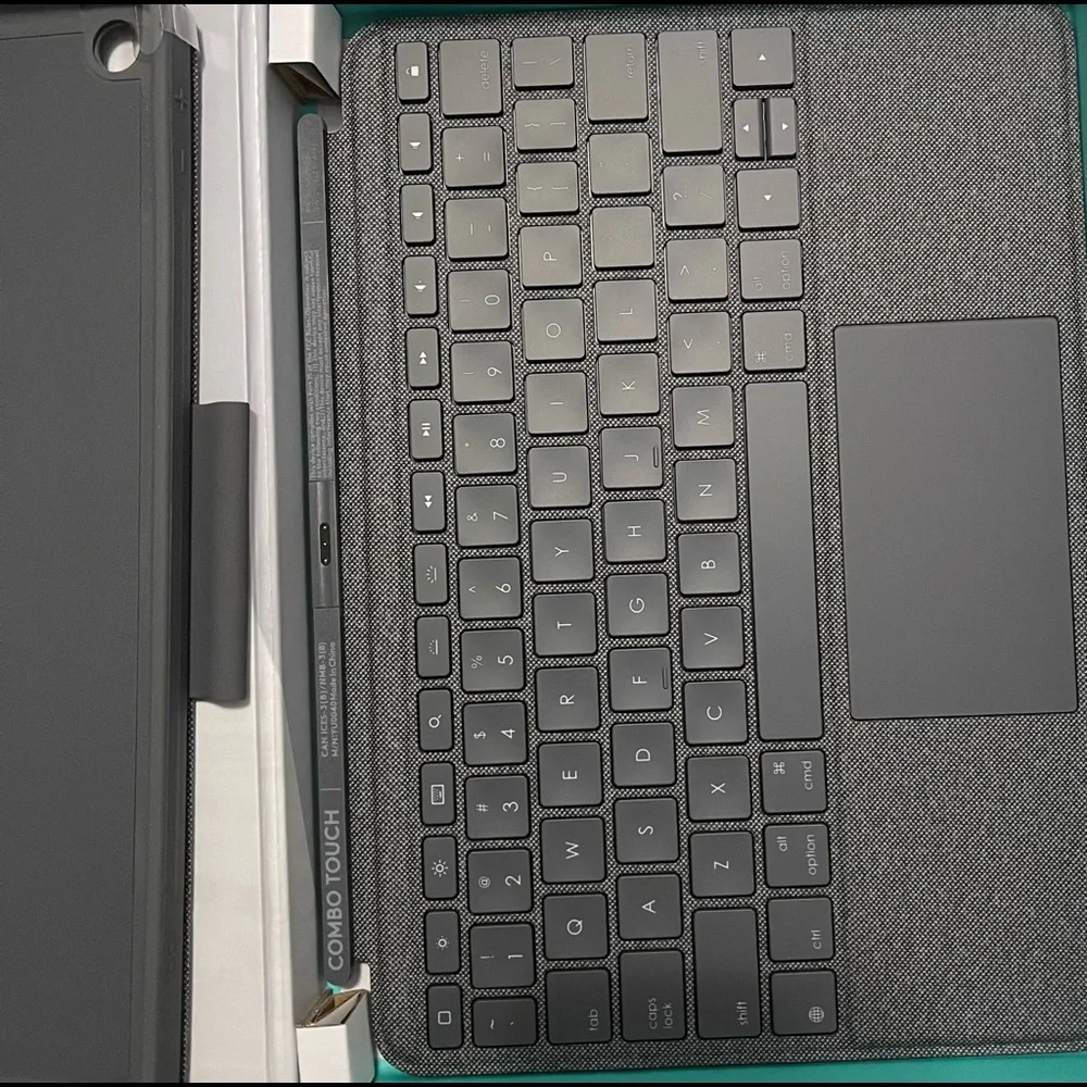 Logitech keyboard combo touch iPad (7th and 8th generation)